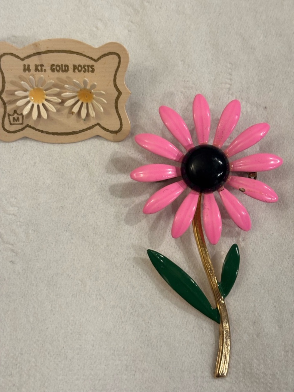 Vintage Pink Daisy Flower Brooch with Green Leaves with White Daisy Earrings
